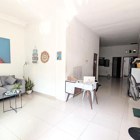Homey Guesthouse Kertajaya Surabaya Dış mekan fotoğraf